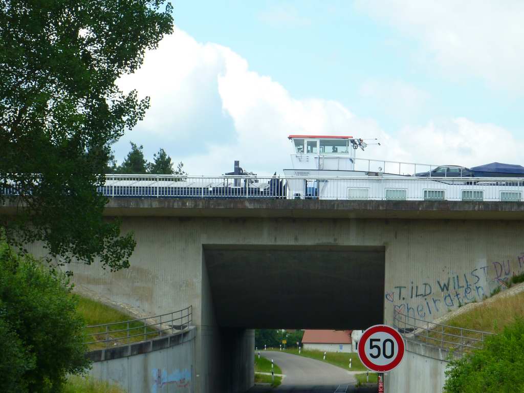 Unter dem Main-Donau-Kanal hindurch!
